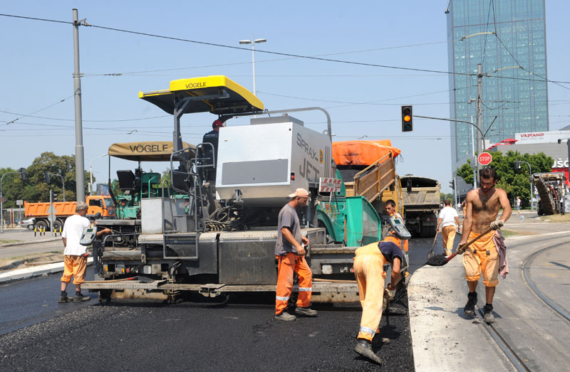 Све више рупа, а све мање асфалта